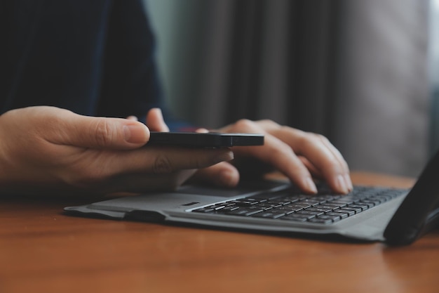 Mujer de negocios asiática Usando una computadora portátil y trabajando en la oficina con una calculadora documento en el escritorio haciendo planificación analizando el informe financiero plan de negocios concepto de análisis de finanzas de inversión