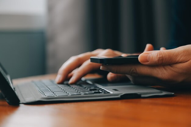 Mujer de negocios asiática Usando una computadora portátil y trabajando en la oficina con una calculadora documento en el escritorio haciendo planificación analizando el informe financiero plan de negocios concepto de análisis de finanzas de inversión