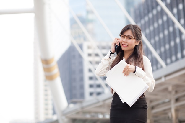 Mujer de negocios asiáticos hablando teléfono inteligente.