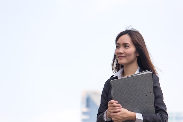 Mujer de negocios asiáticos mirando hacia adelante