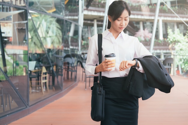 Mujer de negocios asiáticos trabajando al aire libre