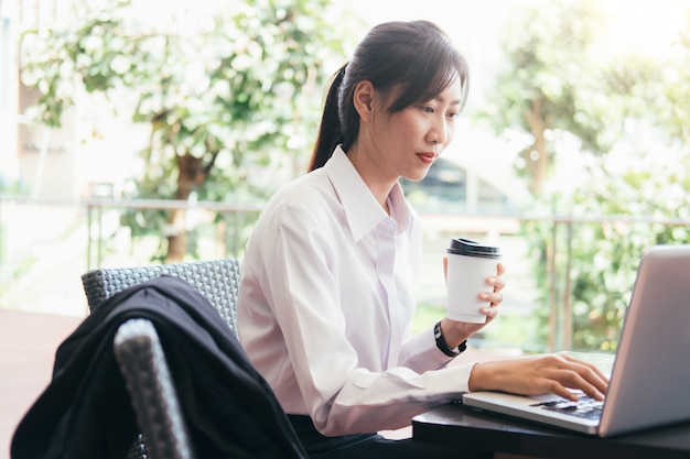 Mujer de negocios asiáticos trabajando al aire libre