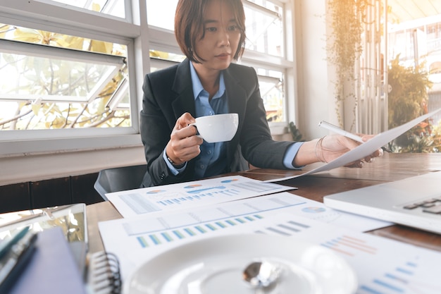 Foto mujer de negocios asiáticos trabajando