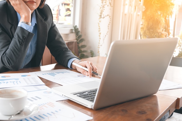 Foto mujer de negocios asiáticos trabajando