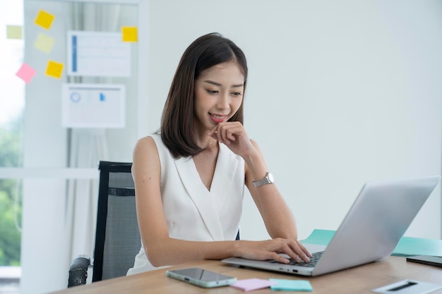 Mujer de negocios asiáticos