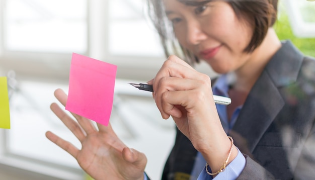 Mujer de negocios asiáticos