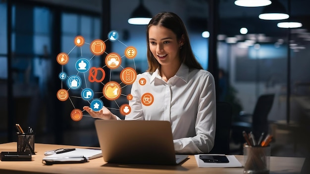 Mujer de negocios atractiva con camisa blanca en el lugar de trabajo trabajando con una computadora portátil para contratar nuevos empleados para