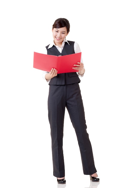 Mujer de negocios atractiva joven de Asia, retrato de cuerpo entero aislado en blanco.