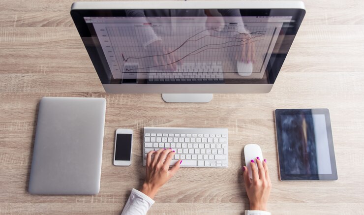 Foto mujer de negocios atractivo usando una computadora moderna.