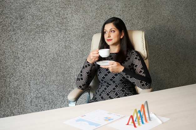 Mujer de negocios, bebida, café