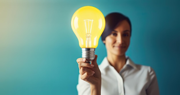 Mujer de negocios con una bombilla ideas y concepto de innovación fondo bokeh IA generativa