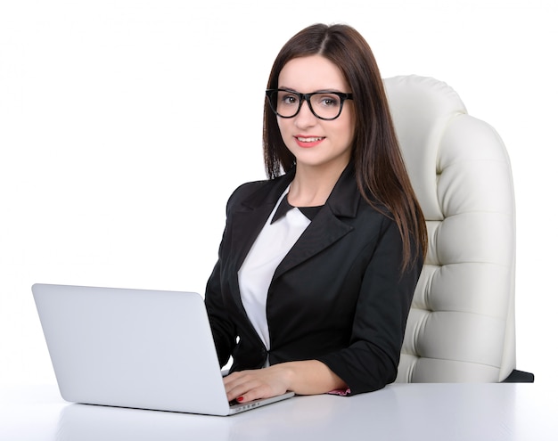 Mujer de negocios bonita joven con el cuaderno en la oficina