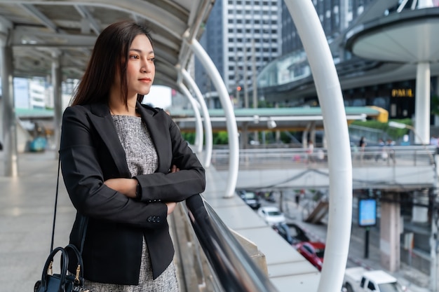 Mujer de negocios con los brazos cruzados en la ciudad