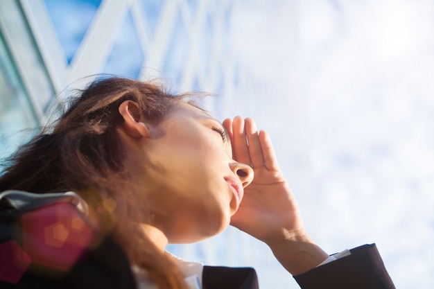 Mujer de negocios en busca de nuevos horizontes.