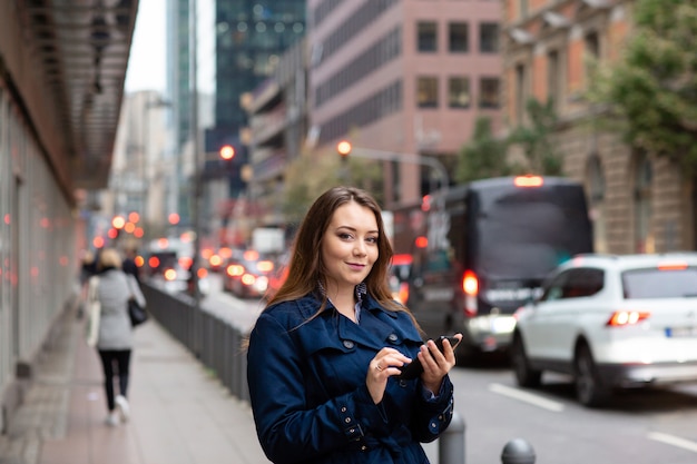 Mujer de negocios buscando una ubicación en el teléfono, para una reunión de negocios.