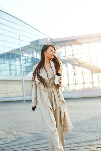 Mujer de negocios, con, un, café, y, un, teléfono