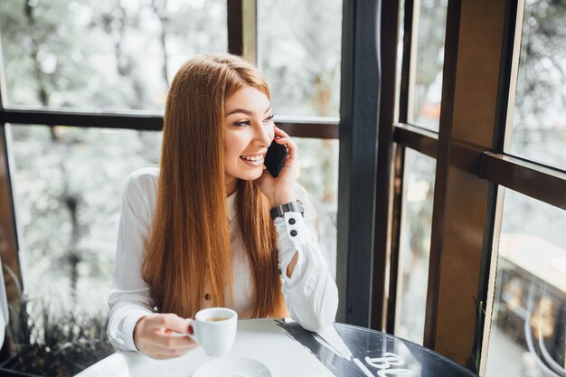 Mujer de negocios, en la cafetería