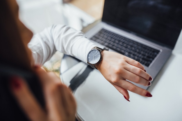 Mujer de negocios, en la cafetería