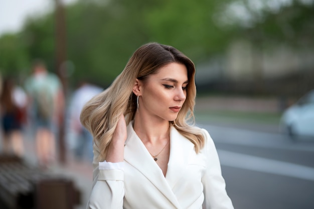 mujer de negocios en la calle