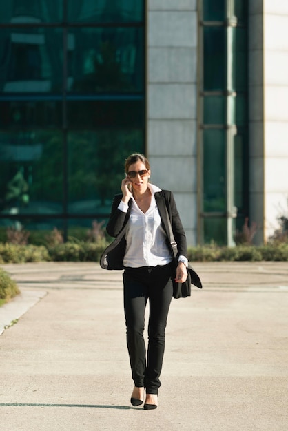 Mujer de negocios en la calle