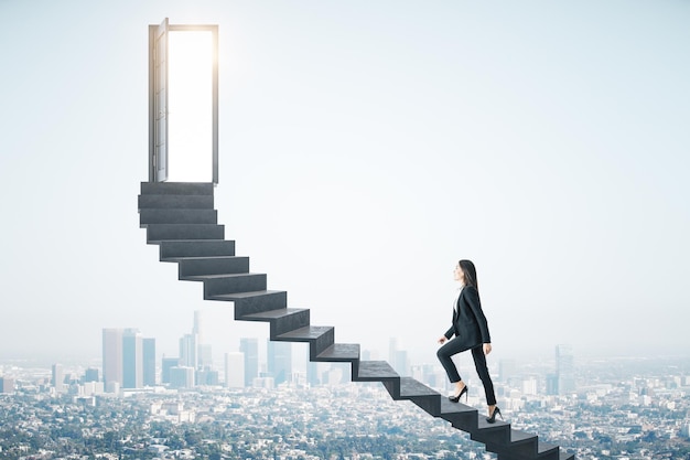 Mujer de negocios caminando en la escalera hacia el éxito vista de la ciudad de megapolis