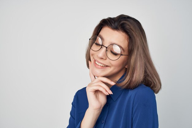 Mujer de negocios en camisa azul con gafas fashion studio