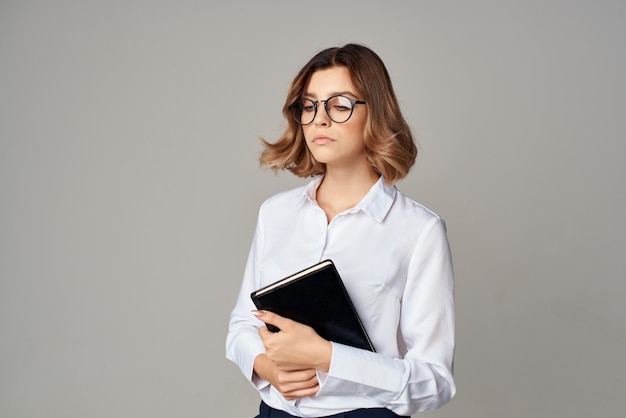 Mujer de negocios con camisa blanca documentos gerente de oficina posando foto de alta calidad