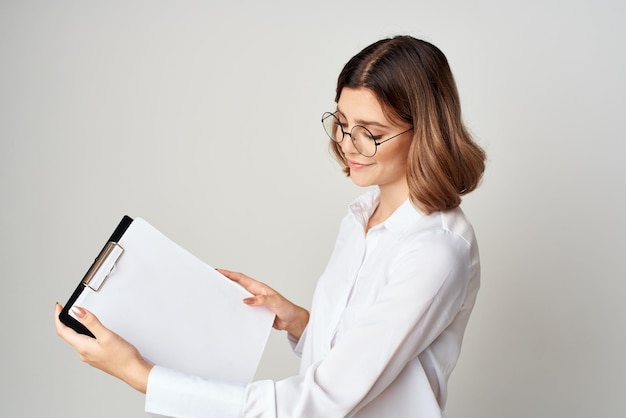 Foto mujer de negocios en camisa blanca con gafas profesional de oficina