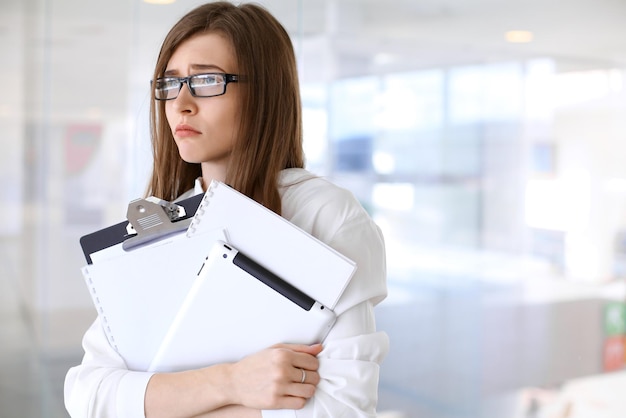 Mujer de negocios cansada mientras está de pie en la oficina