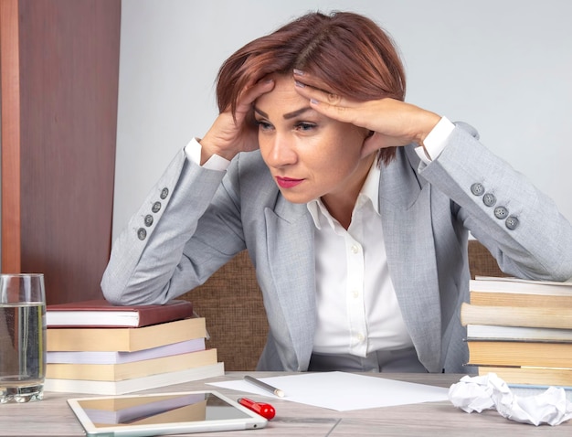 Mujer de negocios cansada en la oficina y preocupada por las emociones Estrés y dolor de cabeza