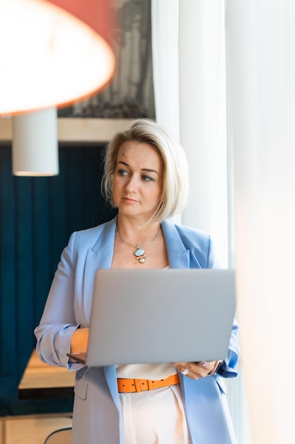 Mujer de negocios cara hermosa caucásica joven o madura carrera profesional mujer jefa en traje de negocios trabajando en computadora portátil mujer moderna empresaria que trabaja en restaurante y cafetería pequeña empresa