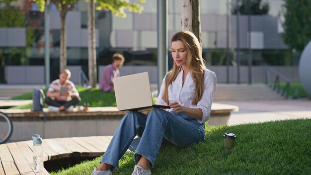 Mujer de negocios casual chat videocall en la calle de la ciudad atractivo trabajo independiente