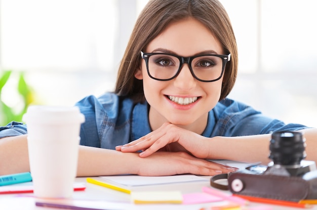 Mujer de negocios casual. Retrato de una joven y bella mujer de negocios relajándose en la mesa