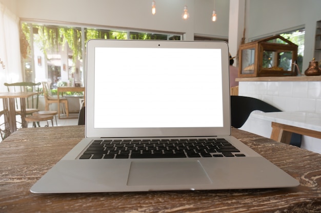 La mujer de negocios Casual trabaja en línea en la computadora portátil que la mano en el teclado en su casa Aislado pantalla en el portátil (pantalla en blanco).