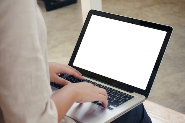 La mujer de negocios Casual trabaja en línea en la computadora portátil que la mano en el teclado en su casa Aislado pantalla en el portátil.