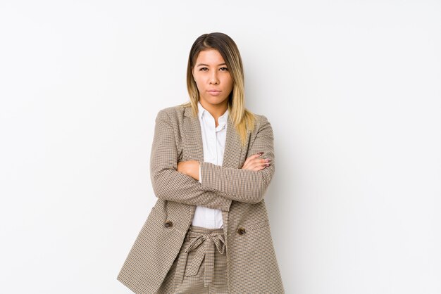 Mujer de negocios caucásica joven aislada con el ceño fruncido en disgusto, mantiene los brazos cruzados.