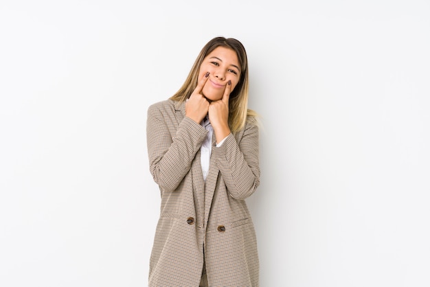 La mujer de negocios caucásica joven aisló dudar entre dos opciones.