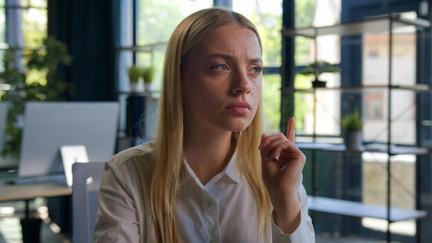 Mujer de negocios caucásica joven estudiante de la generación Z mujer de negocios que mira hacia el lado mujer que piensa considera la mente creativa estrategia de planificación chica pensativa piensa pensamientos profundos duda resolver problemas en la oficina