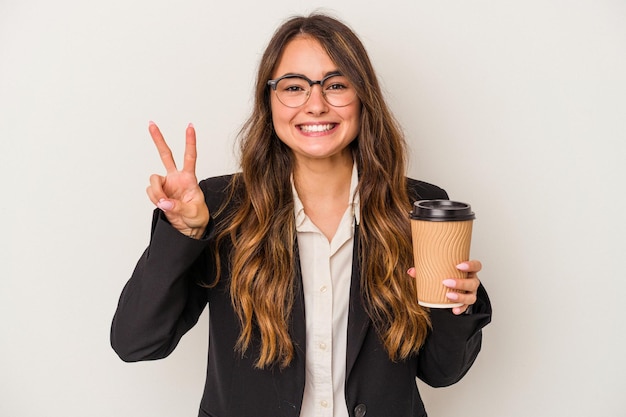 Mujer de negocios caucásica joven sosteniendo un café para llevar aislado sobre fondo blanco que muestra el número dos con los dedos.