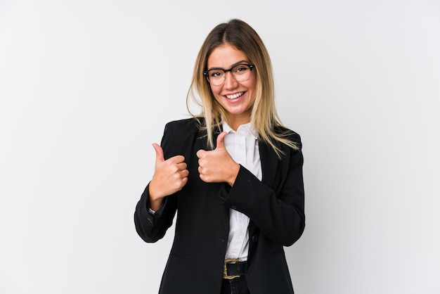 Mujer de negocios caucásico joven levantando ambos pulgares, sonriente y confiado.