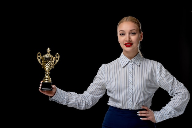 Mujer de negocios chica fuerte e inteligente sosteniendo un trofeo de la victoria con lápiz labial rojo en traje de oficina