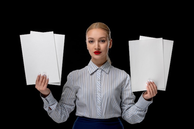 Mujer de negocios chica inteligente y bonita sosteniendo hojas de papel con lápiz labial rojo en traje de oficina