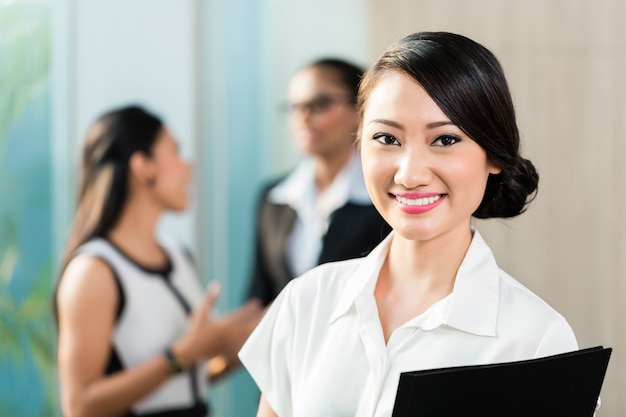 Mujer de negocios china frente al equipo