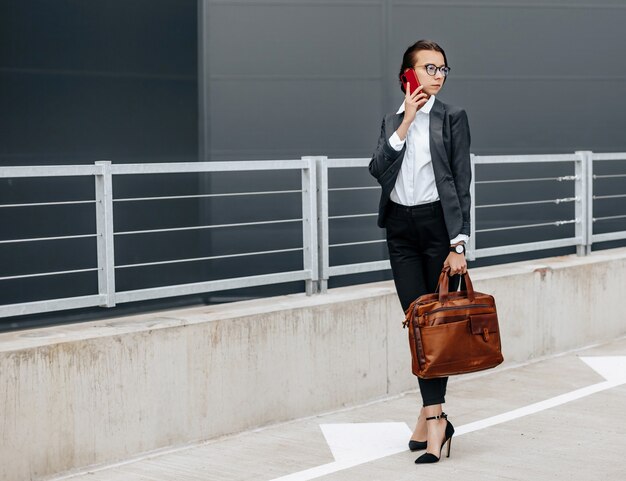 Una mujer de negocios en la ciudad contó por teléfono.