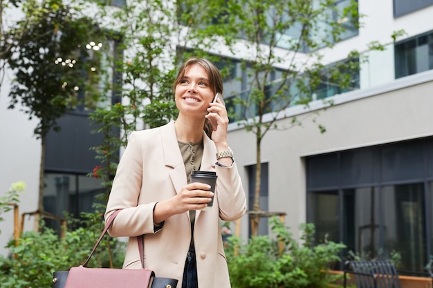 Mujer de negocios, en la ciudad