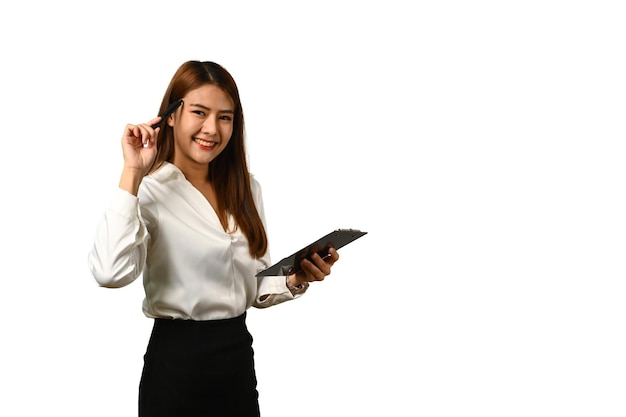 Foto mujer de negocios clipboard y sonriendo a la cámara aislado en fondo blanco