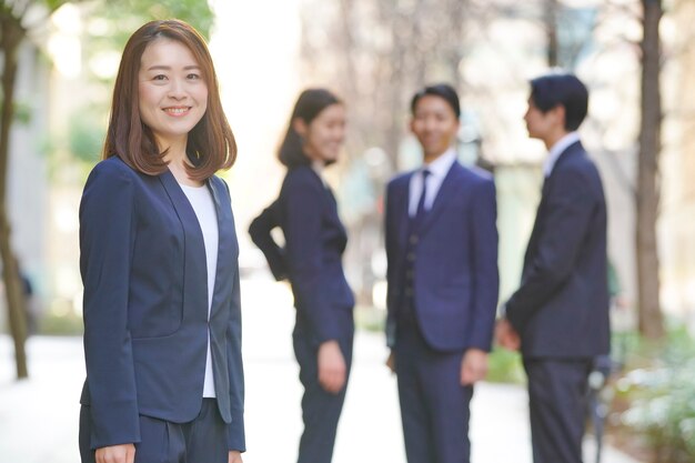 Mujer de negocios y colegas