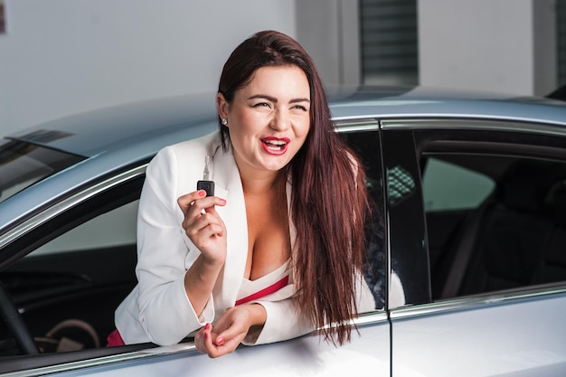 Mujer de negocios compró un coche caro