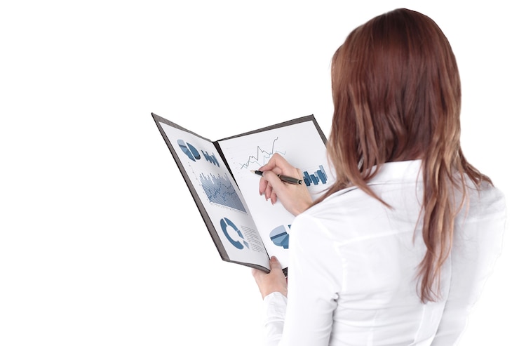 Foto mujer de negocios, comprobación, informe financiero, aislado, blanco