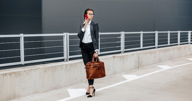 Una mujer de negocios comprueba la hora en la ciudad durante una jornada laboral esperando una reunión. Disciplina y oportunidad. Un empleado se dirige a una reunión corporativa.